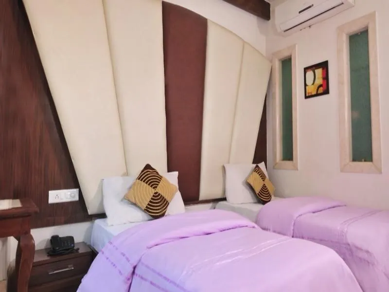Hotel Taksh Inn Delhi